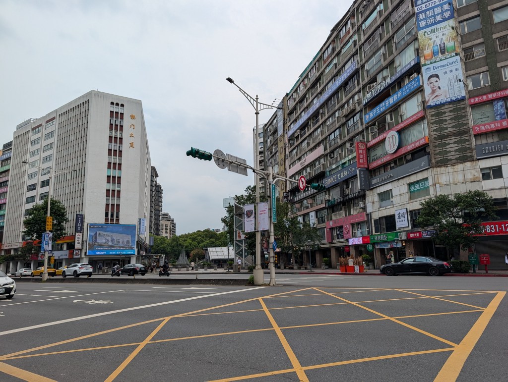 去東區逛街時，你有發現 SOGO 門口那塊神祕的紀念碑嗎？（上）